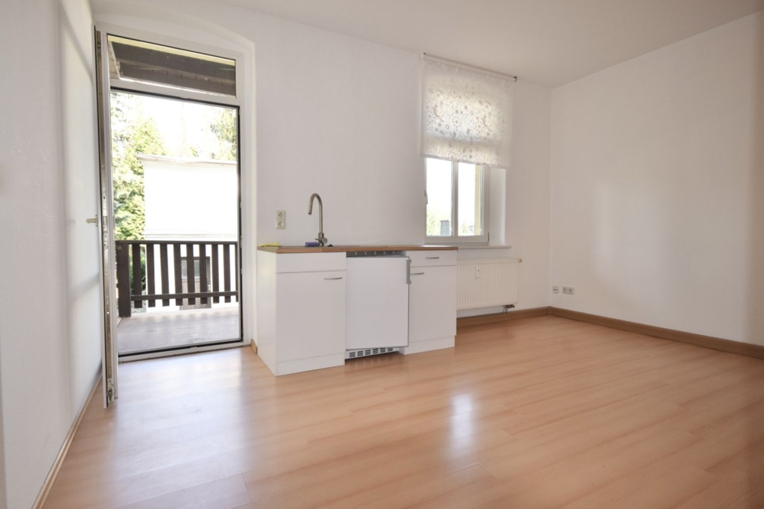 3 Zimmer Gewerbeeinheit • großer Balkon • neue Laminatverlegung bei Anmietung • günstige Lage • TOP
