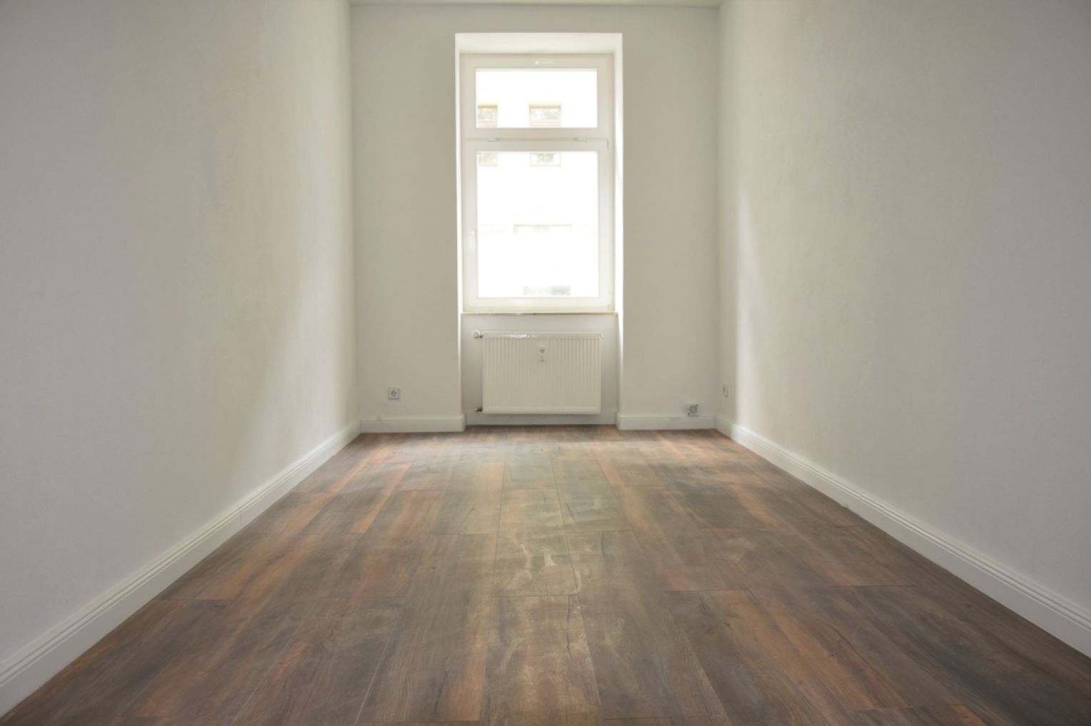 Tageslichtbad mit Wanne und Dusche • modernes Laminat • Abstellraum • Gartenmitbenutzung