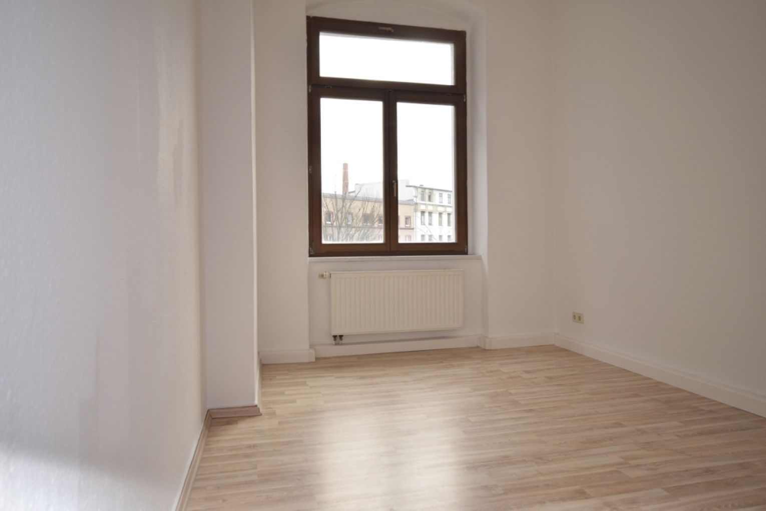 3-Zimmer • Wohnung • Laminat • City-Nähe • Balkon • Echtholztüren • Schloßteichnähe • Bad mit Wanne