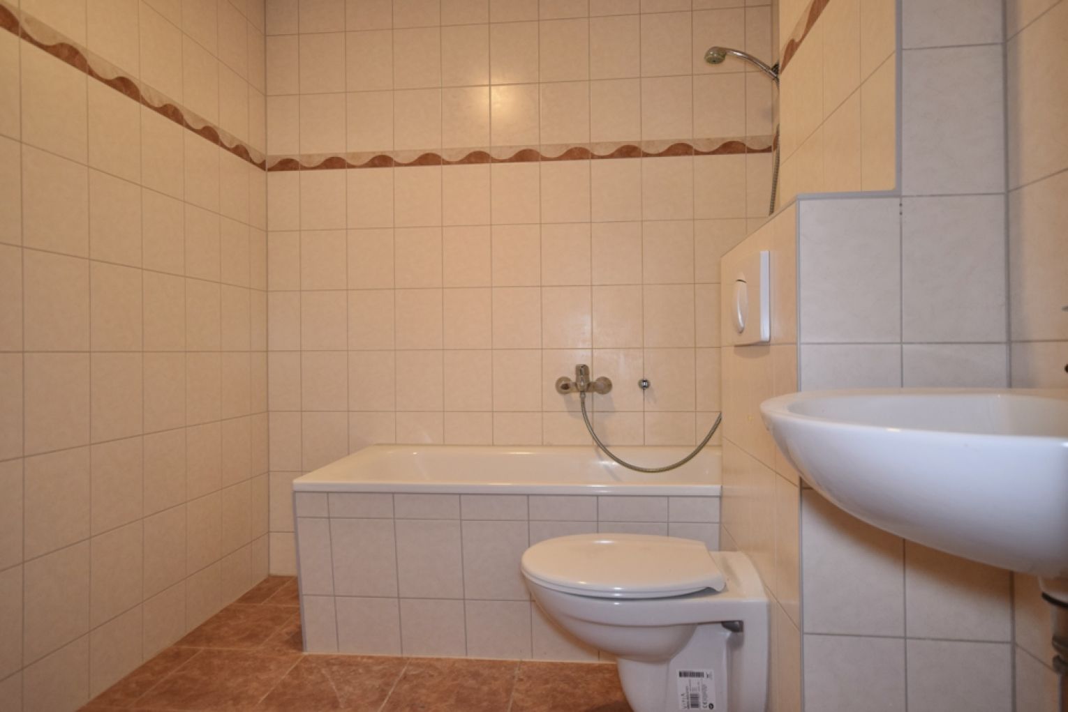 2-Raum • neues Laminat • Bad mit Wanne und Dusche optional • Balkon • Fussbodenheizung • Energie C!