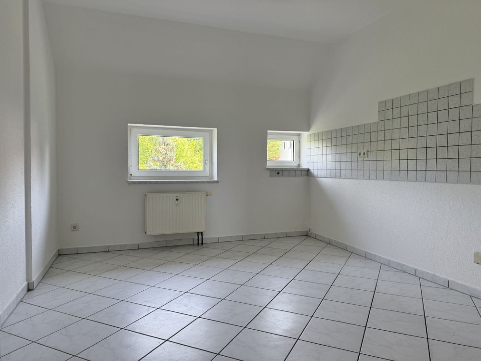 Dachgeschoss • ruhige Lage • 2-Zimmer • viel Grün • Hilbersdorf • Tageslichtbad • Anmieten!