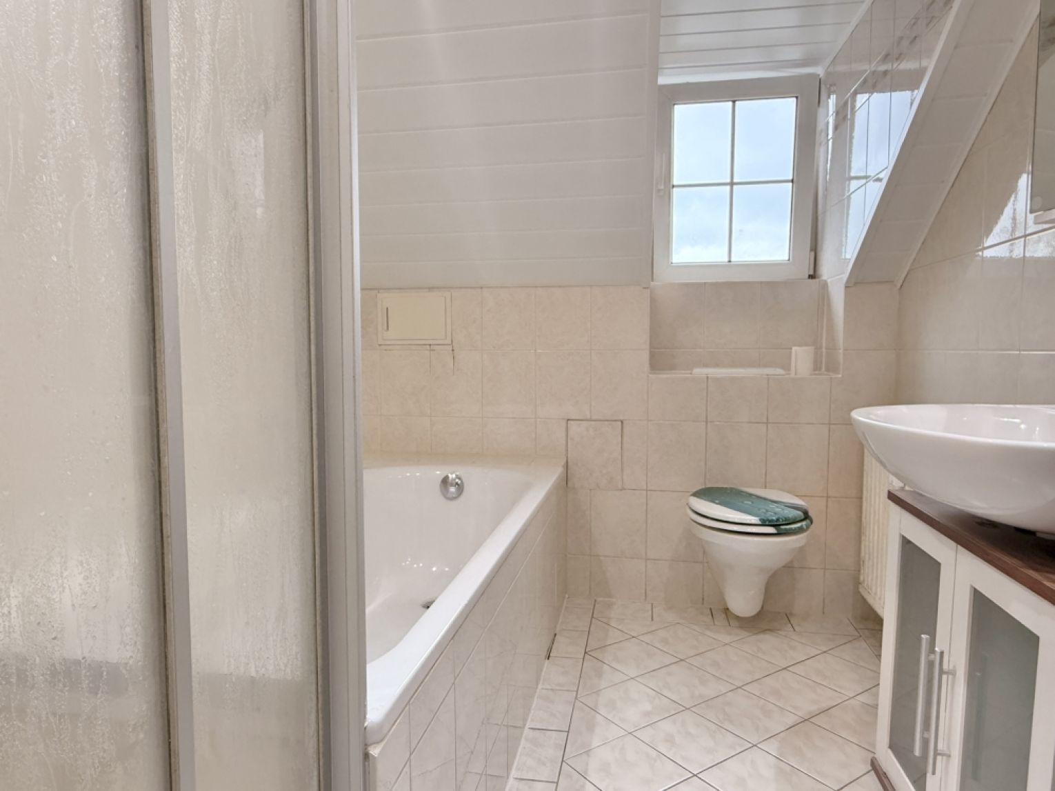 53 qm im Dachgeschoss • Laminat • 2-Zimmer • Einbauküche • Wanne & Dusche • optional teilmöbliert!