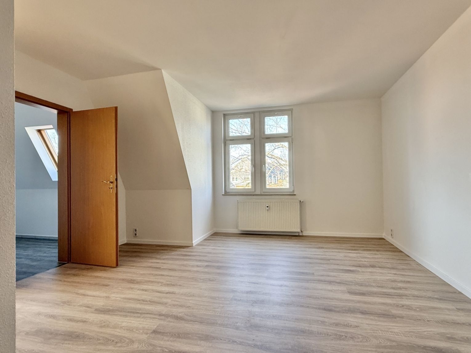 3-Raum Wohnung • frisch renoviert • Bad mit Wanne • Stellplatz • Dachschrägen • Termin vereinbaren?