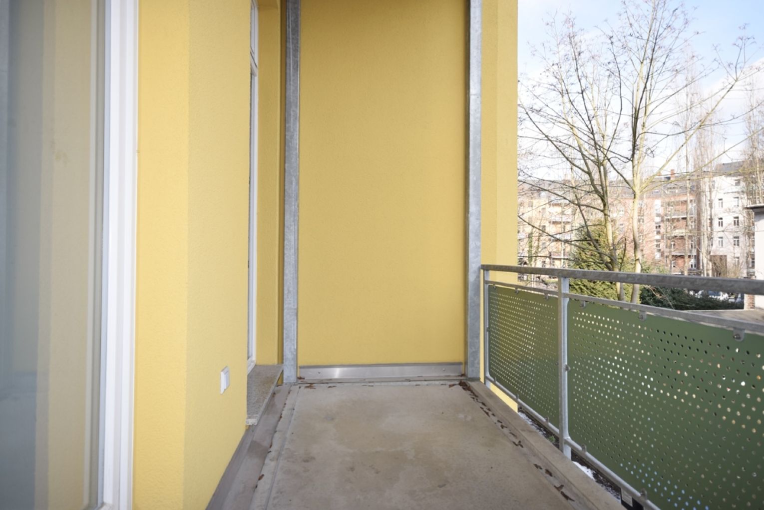 tolles Ambiente • Fussbodenheizung • 2 Zimmer • Sonnenbalkon • Laminat • historische Elemente • TOP!