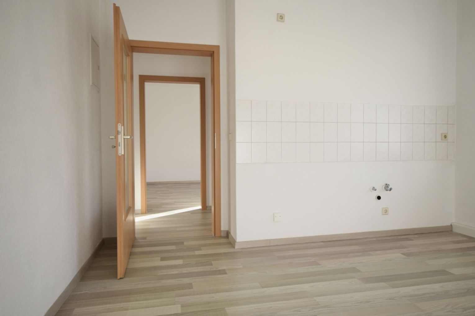 1-Raum Apartment • Laminat • Tageslichtbad mit Dusche • Stellplatz • Kaßberg • Anschauen & Mieten