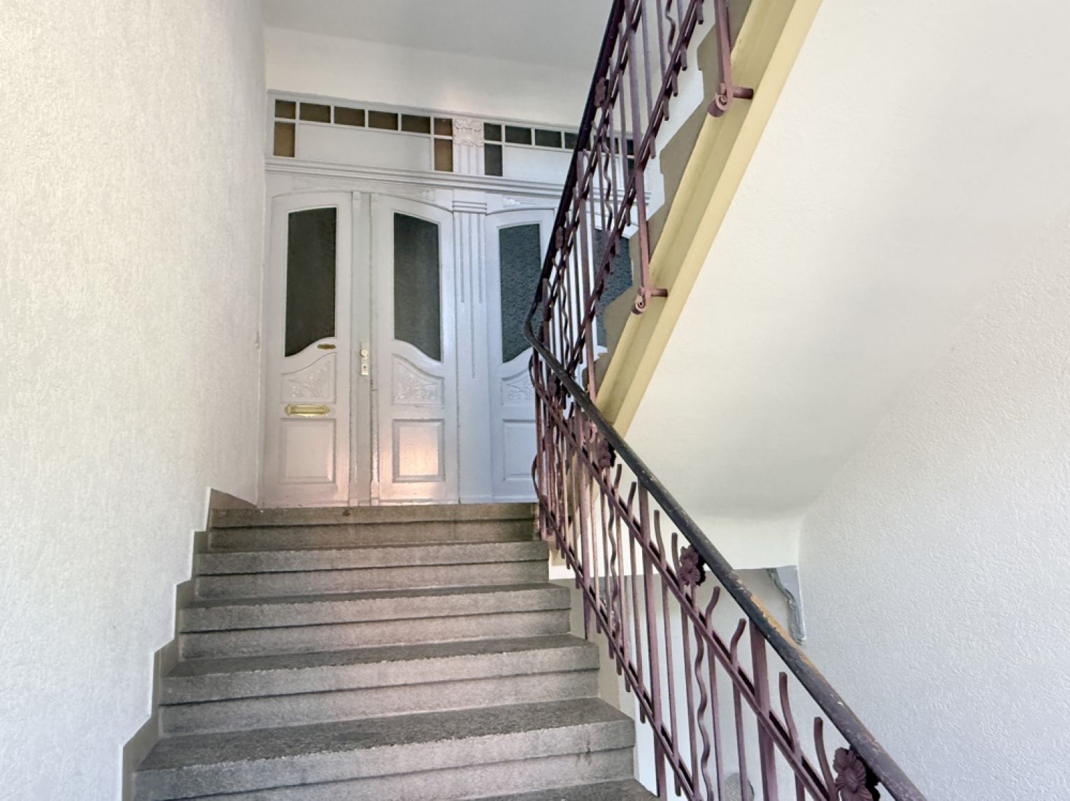 viiiel Platz • 2 Zimmer • Einbauküche • Dusche & Wanne • Tageslichtbad • Dachgeschoss