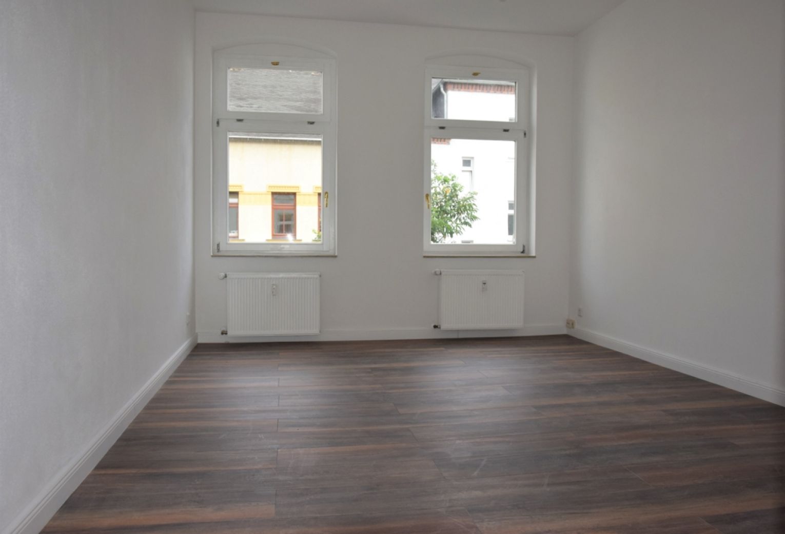 4-Raum • Bad mit Wanne & Dusche • schickes Laminat • weiße Stiltüren • Balkon • Lutherviertel • TOP!