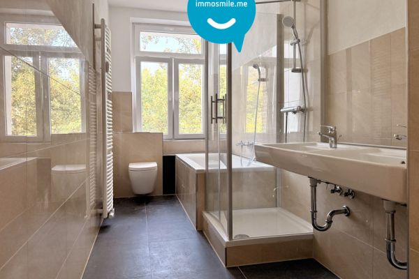 tolle weiße Stil-Echte Türen! • 5 Zimmer • modernes Bad mit Wanne & Dusche • Laminat • Wohnküche 