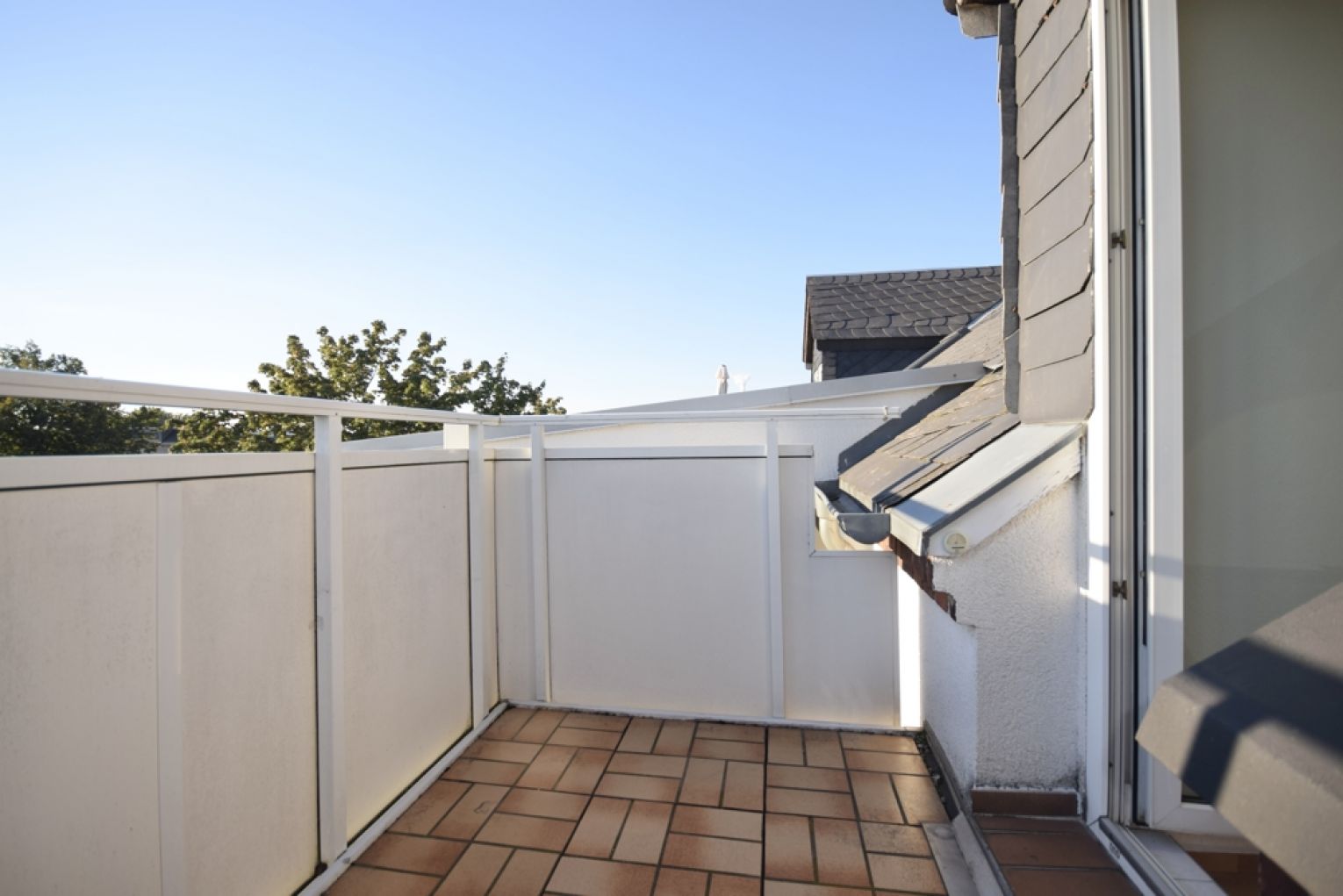 2 Zimmer • Balkon • Einbauküche • Bad mit Fenster und Wanne • Dachgeschoss • Laminat • mit Balken