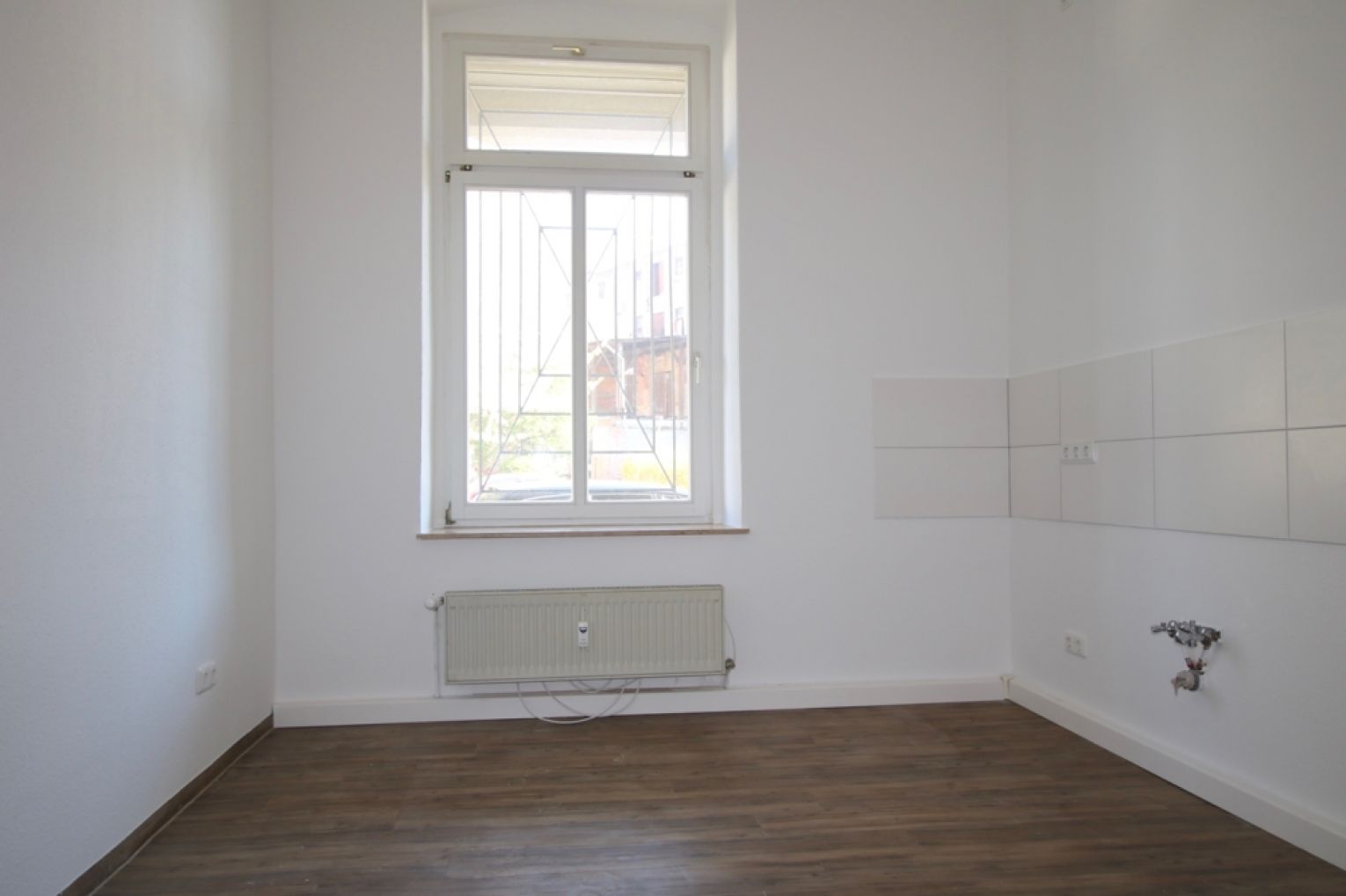 Tolles Ambiente • 5 Räume • Sanitäranlage mit Dusche • Stuck • Portaltüren • Kanzlei? • Büro?