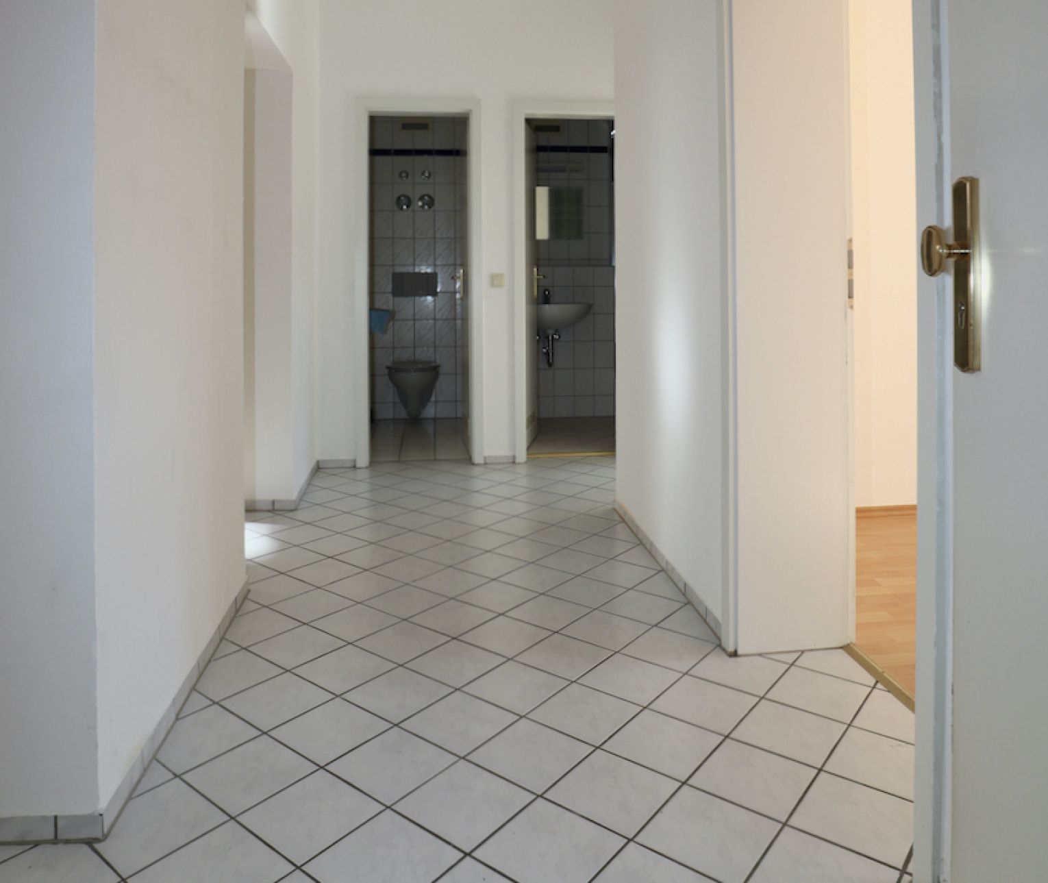 3 Zimmer • Einbauküche • Laminat • Grüner Innenhof • toller Grundriss • Hochparterre • ANSCHAUEN !?