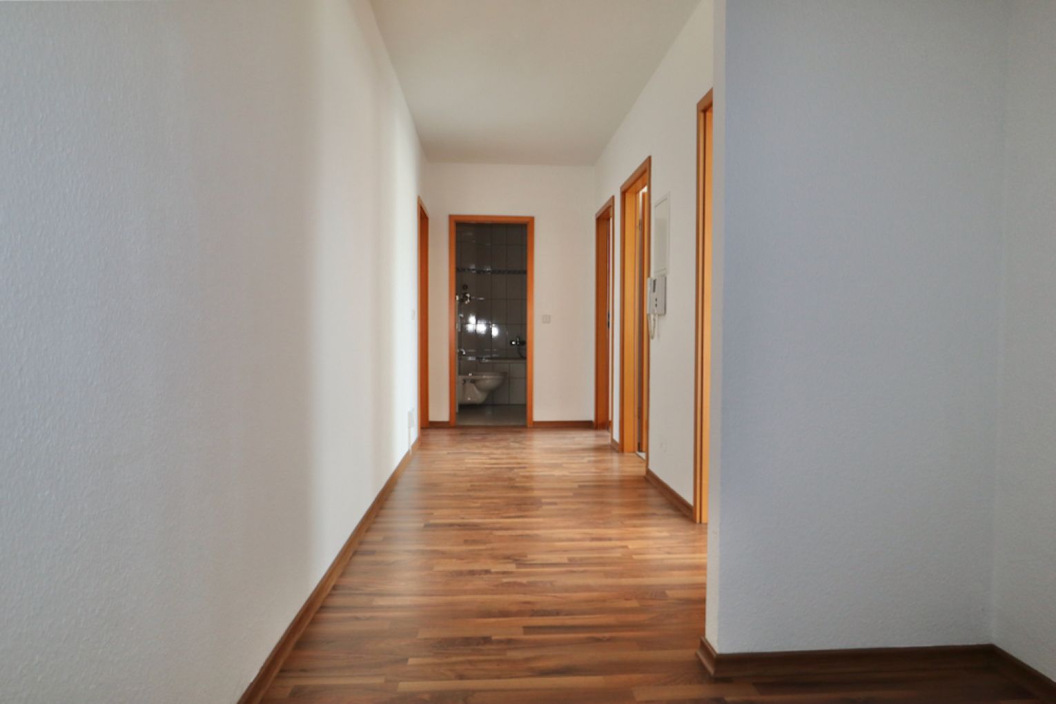 3 Zimmer • Einbauküche • großer Balkon • Lift • barrierefrei • Laminat • Bad mit Wanne • Mieten!?