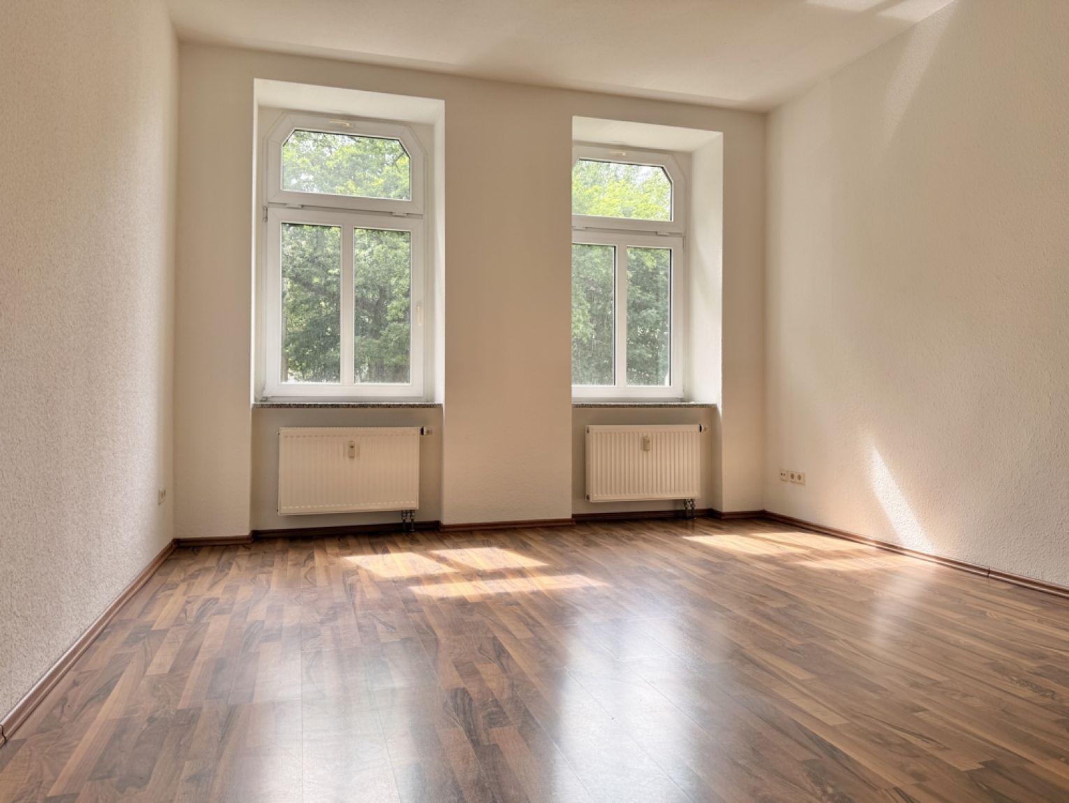 3-Zimmer-Hochparterre • Kassberg • Balkon • schickes Laminat • Bad mit Wanne •  • mal Anschauen !?
