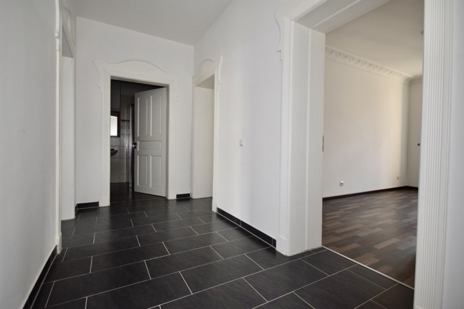 tolles Ambiente • Fussbodenheizung • 2 Zimmer • Sonnenbalkon • Laminat • historische Elemente • TOP!