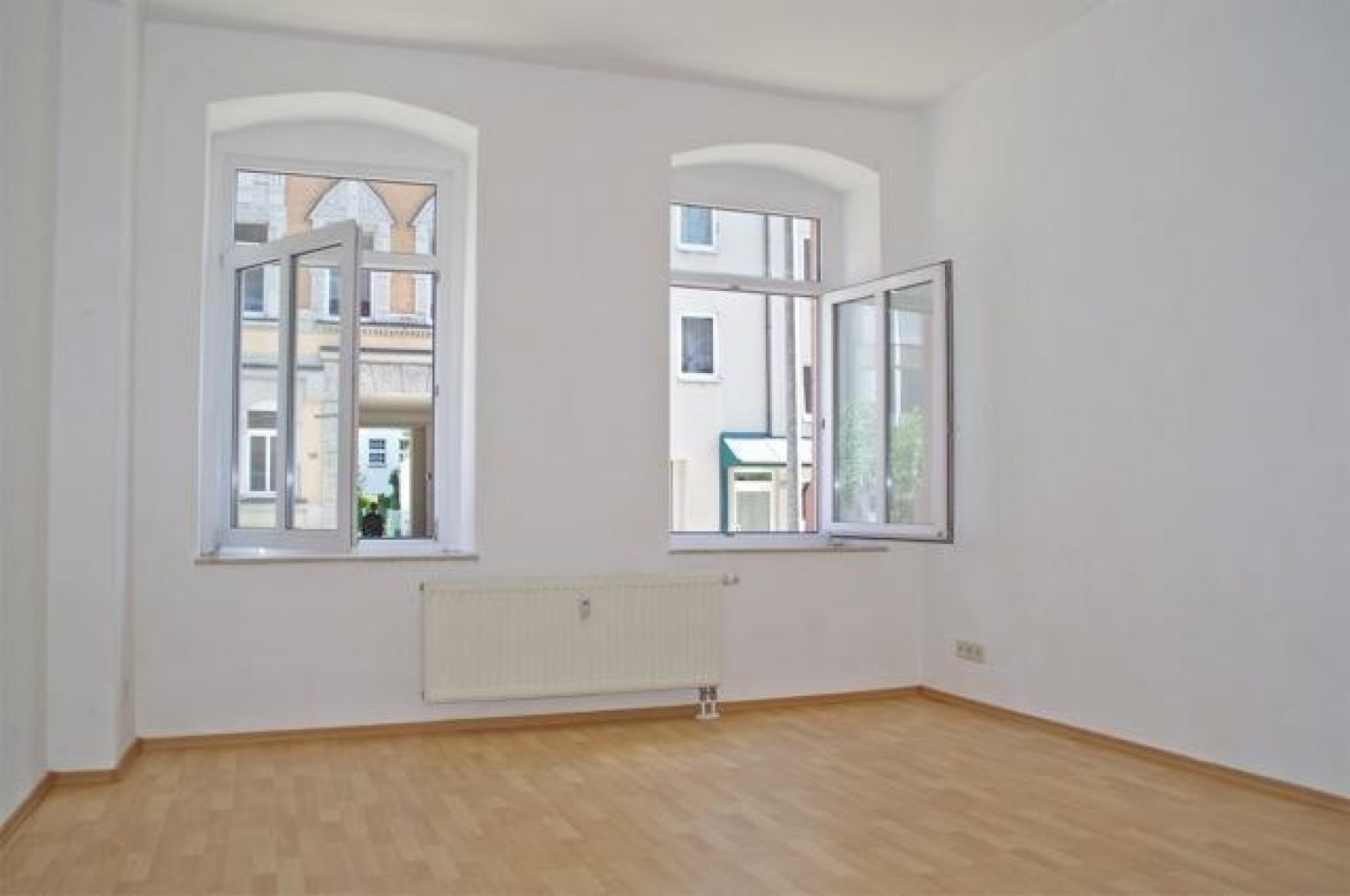 3 Zimmer • Einbauküche • Laminat • Grüner Innenhof • toller Grundriss • Hochparterre • ANSCHAUEN !?