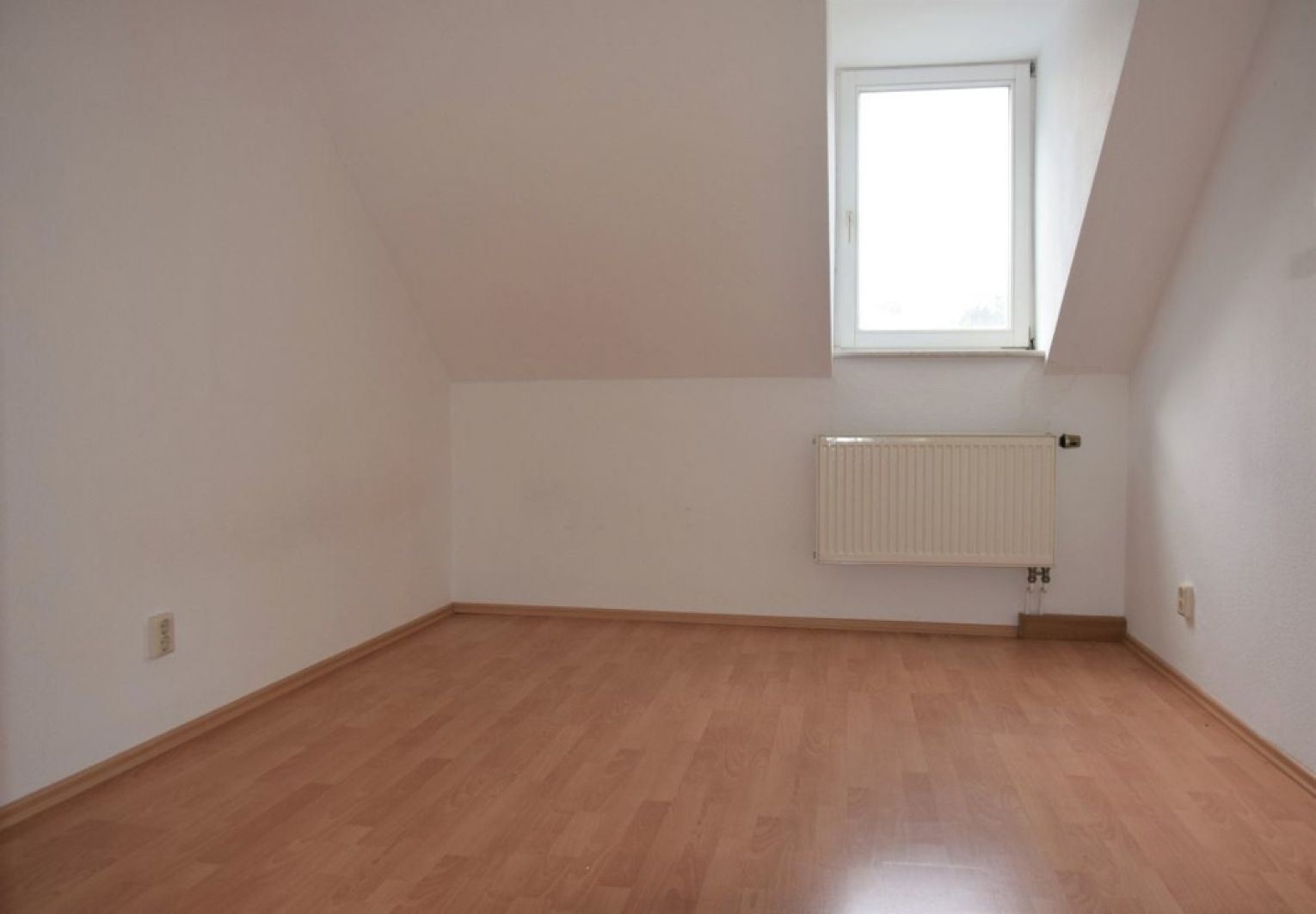 Dachgeschoss • Kaßberg • 2 Zimmer • Einbauküche • Bad mit Fenster • Laminat • zur Miete
