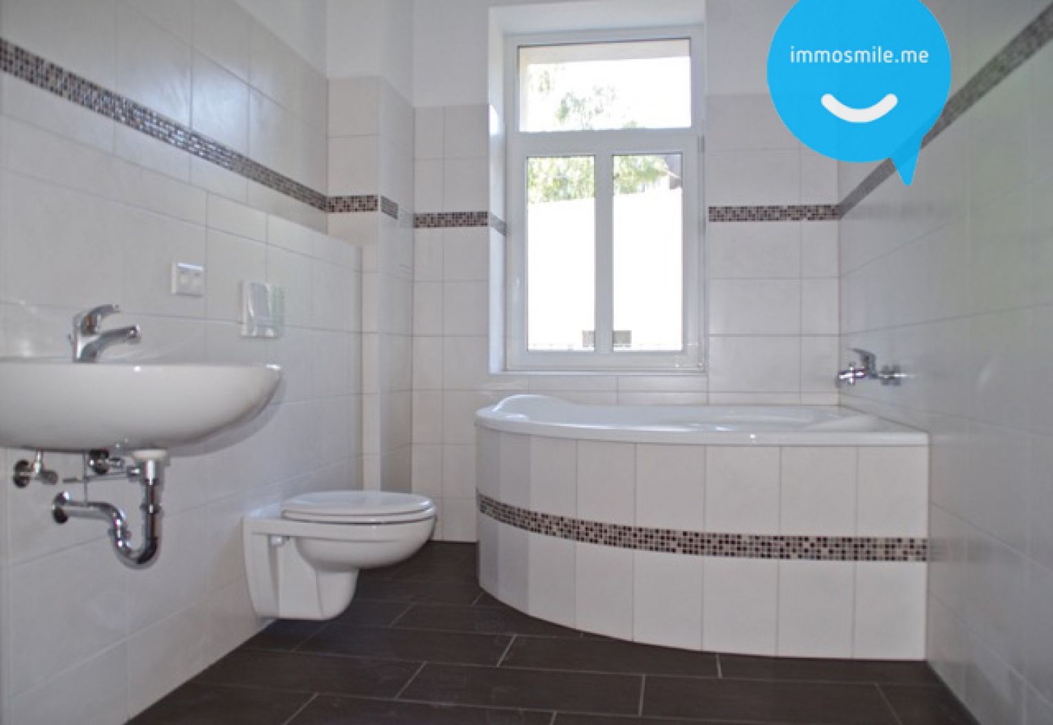 Balkon • 4-Raum • Fussbodenheizung • Bad mit Eckwanne • Stellplatz • Laminat • Wärmedämmung • TOP!