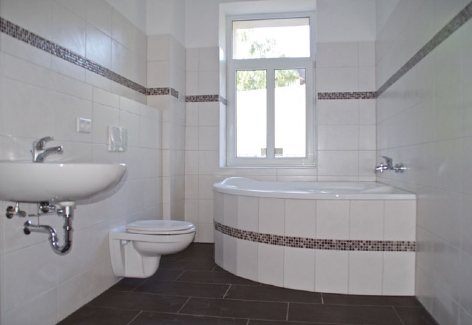 Balkon • 4-Raum • Fussbodenheizung • Bad mit Eckwanne • Stellplatz • Laminat • Wärmedämmung • TOP!