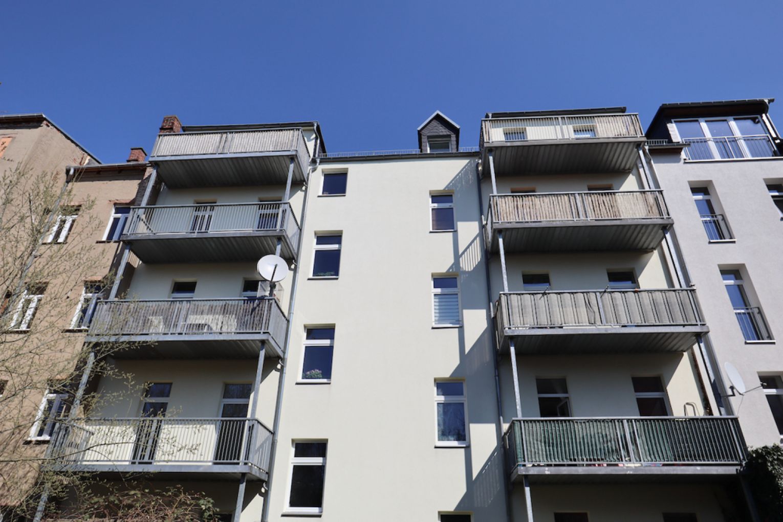 Stellplatz • 2 Zimmer • Balkon • Einbauküche • Laminat • TOP-Grundriss • Tageslichtbad mit Wanne