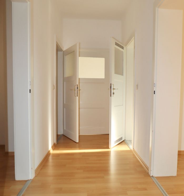 Kaßberg • 3-Zimmer • Sonnenbalkon • Tageslichtbad • Laminat • Einbauküche • Stellplatz • Anschauen!?