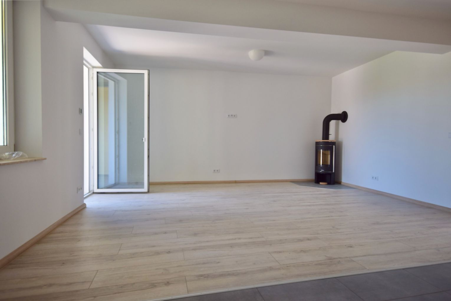 4-Zimmer • Balkon • Kaminofen • Bad mit Fenster+Dusche+Wanne • Smarthome • Fussbodenheizung • Miete!