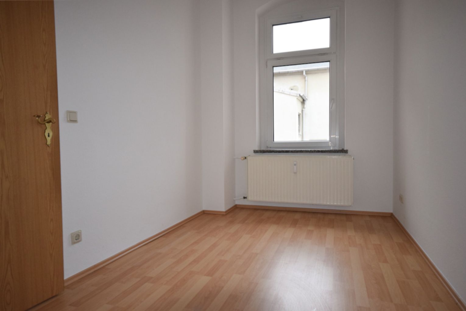 4-Raum • Frankenberg • Einbauküche • Balkon • Haus mit Lift • Bad mit Wanne und Fenster