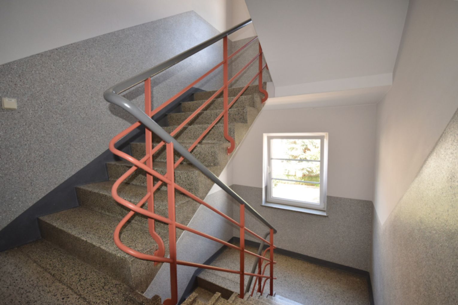 2-Raum Wohnung • Tageslichtbad mit Wanne • Einbauküche • Stellplatz • Kaßberg • Anschauen & Mieten