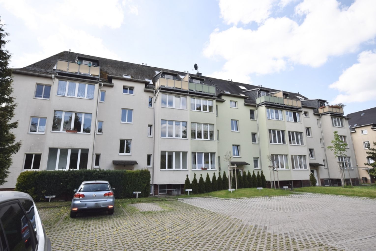 3-Zimmer Wohnung • renoviert • Balkon •  Bad mit Wanne und Fenster • Laminat • gleich anschauen!?