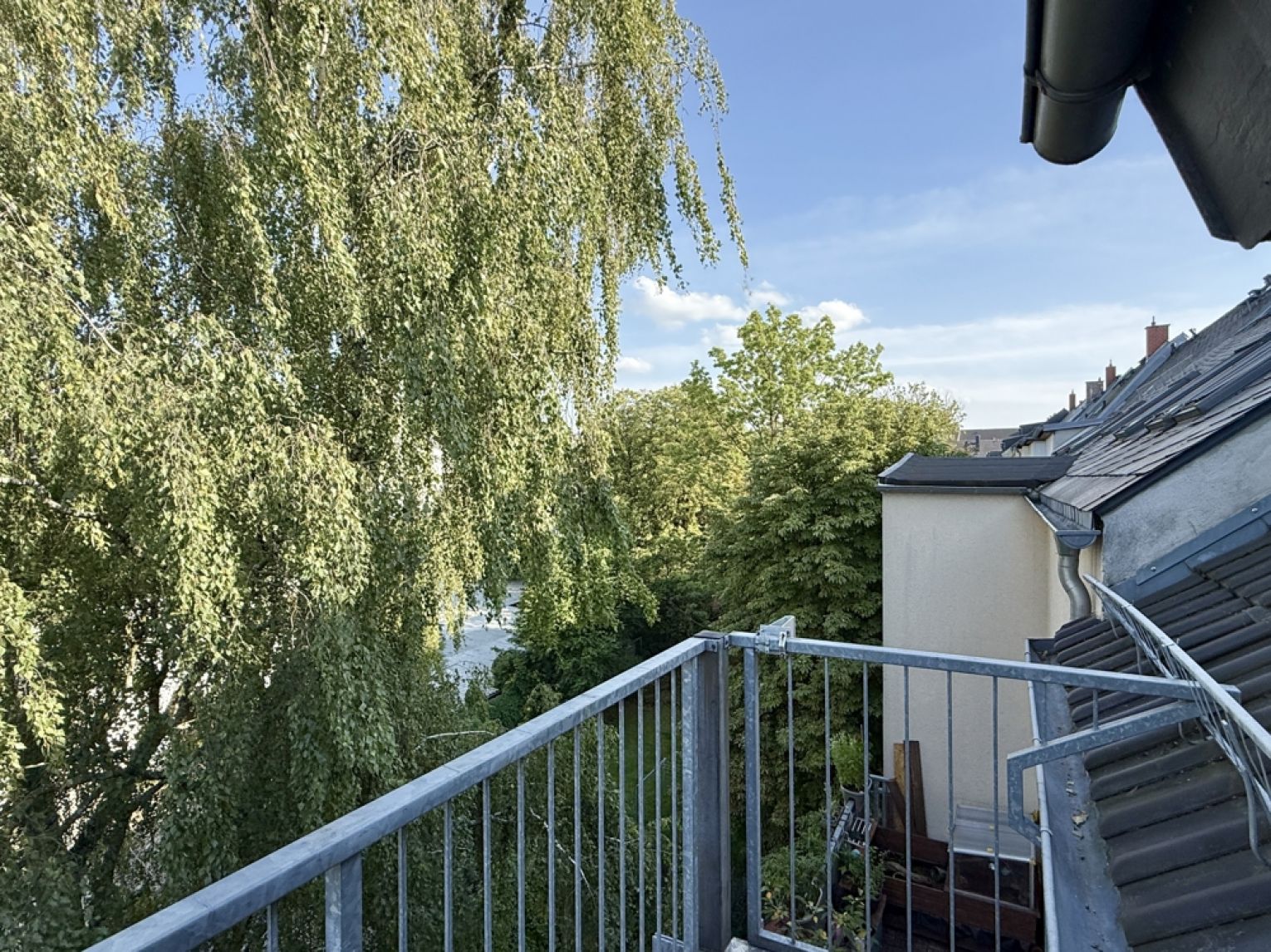 3 Zimmer • Kassberg • Balkon • schickes Laminat • Bad mit Wanne • Dachgeschoss • mal Anschauen !?