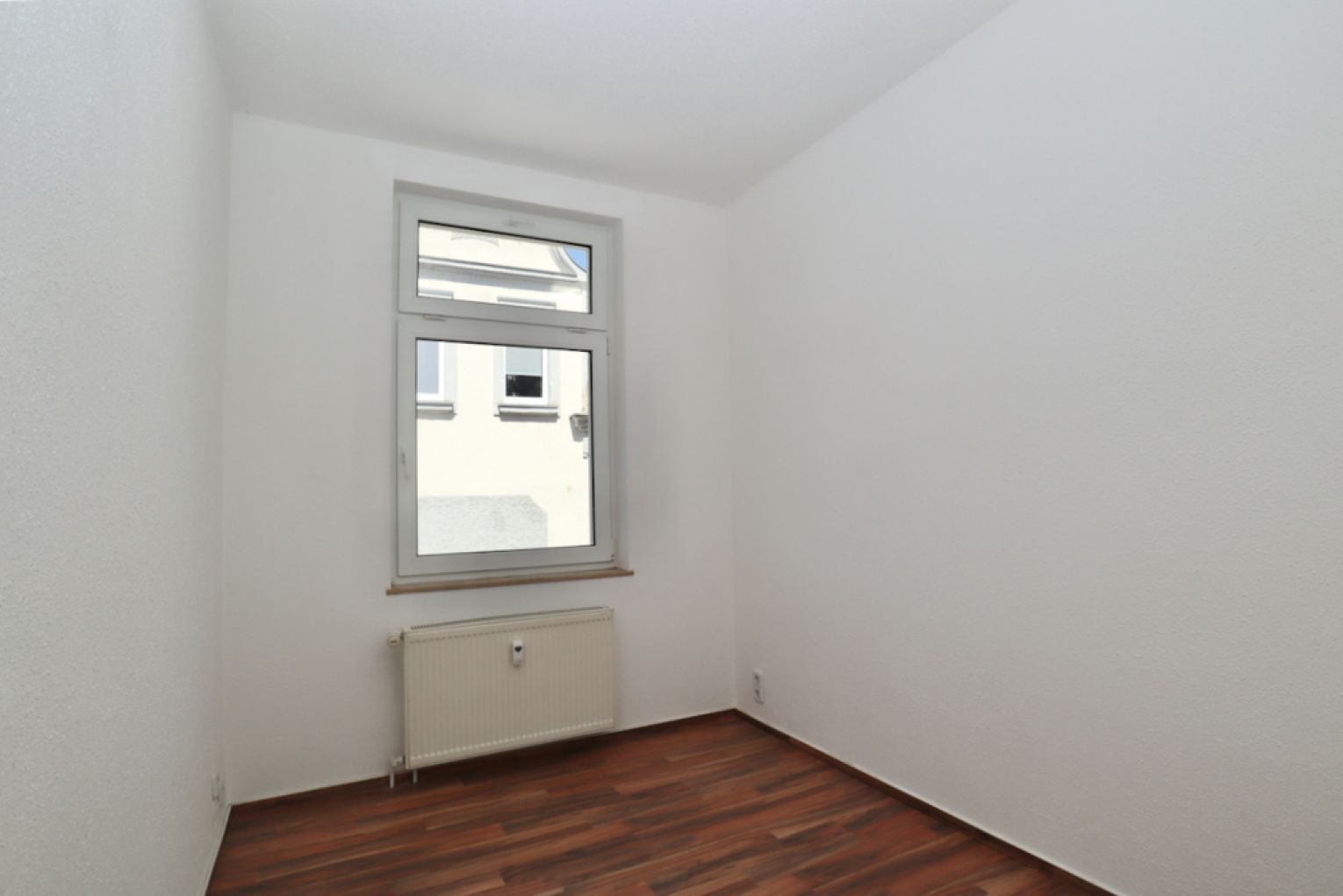 Ruhige Lage • Balkon • 3-Raum • Nussbaumlaminat • praktischer Grundriss • Bad mit Wanne • zur Miete - Foto 3