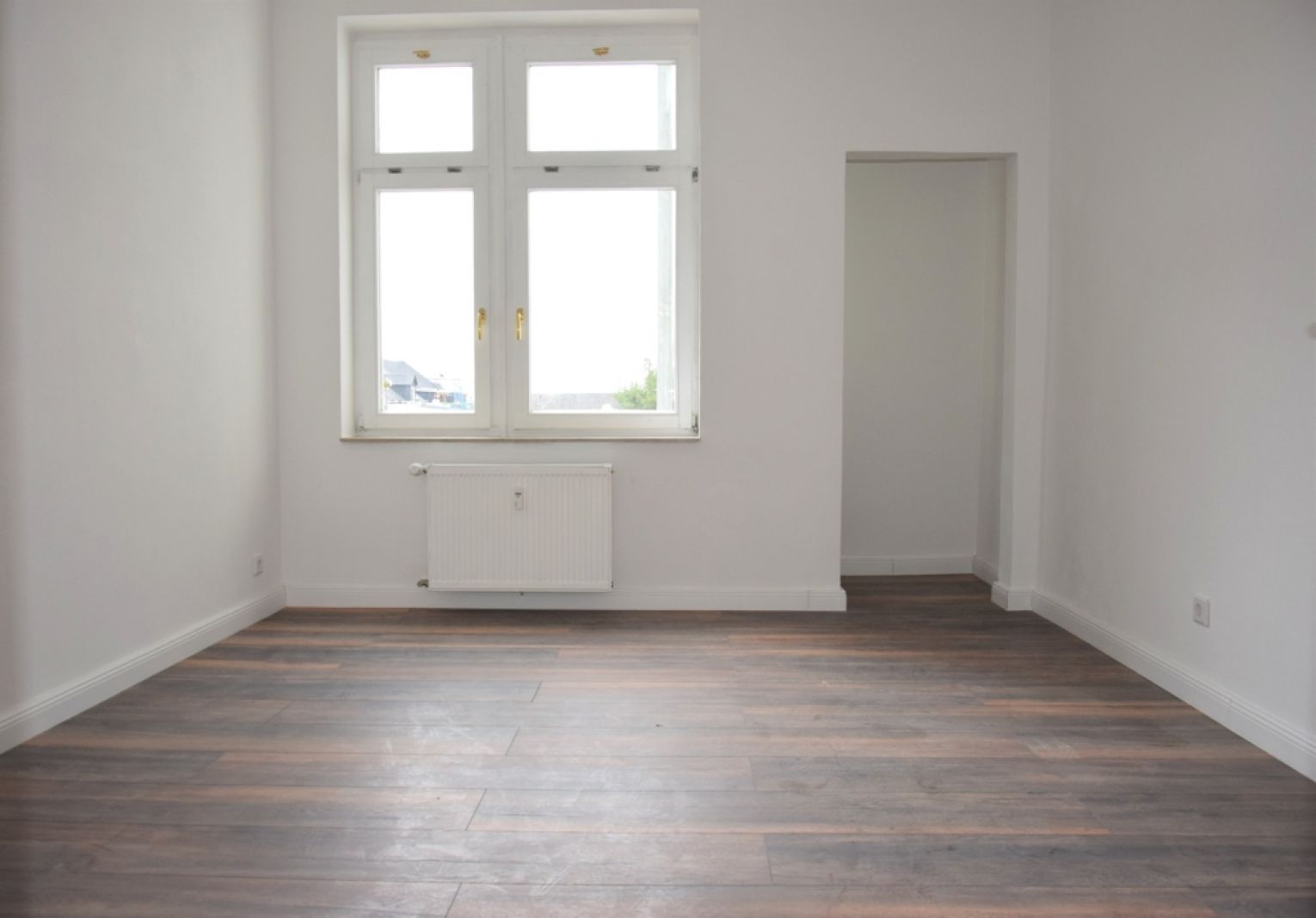 4-Raum • Bad mit Wanne & Dusche • schickes Laminat • weiße Stiltüren • Balkon • Lutherviertel • TOP!