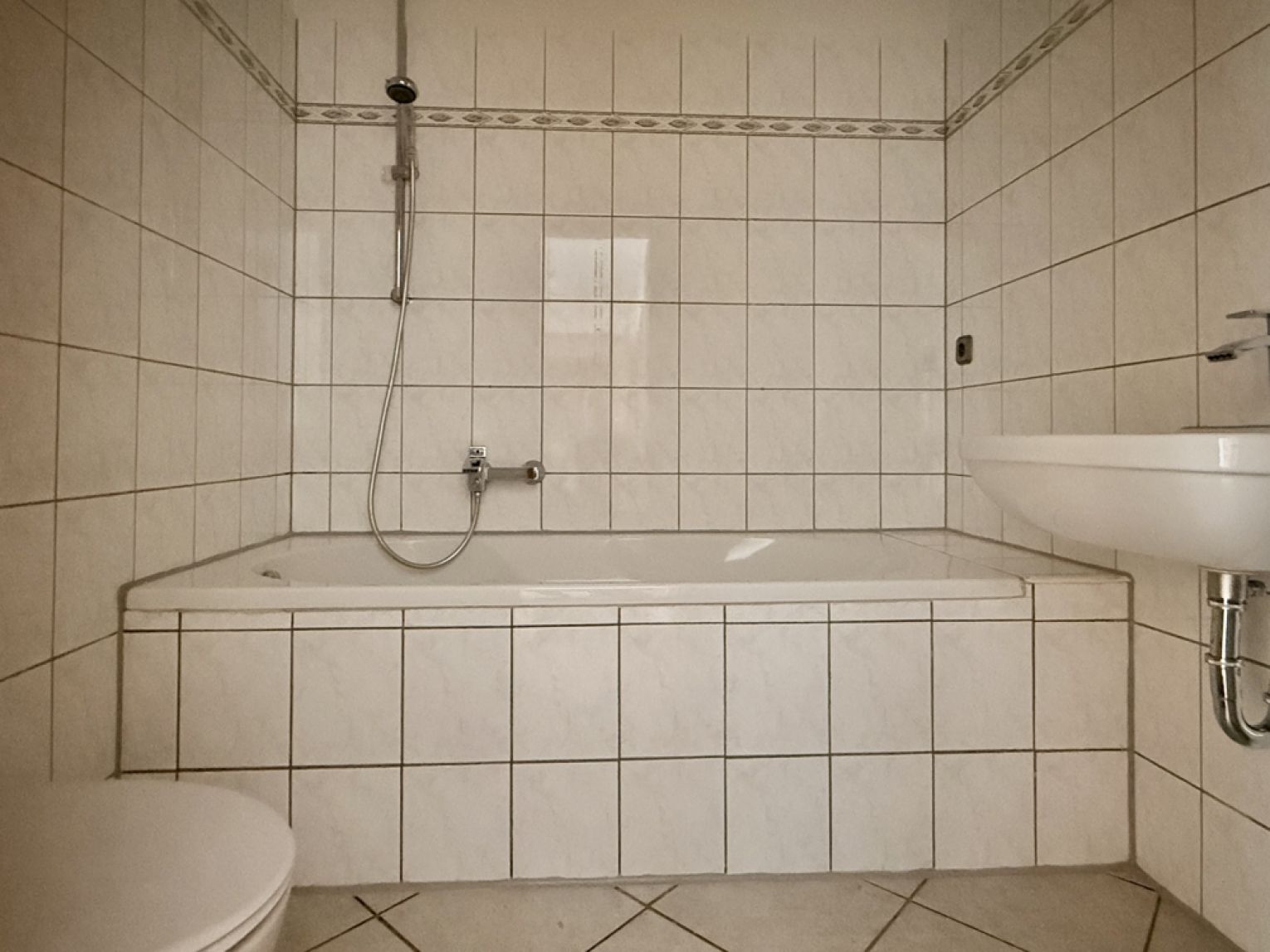 3-Zimmer-Hochparterre • Kassberg • Balkon • schickes Laminat • Bad mit Wanne •  • mal Anschauen !?
