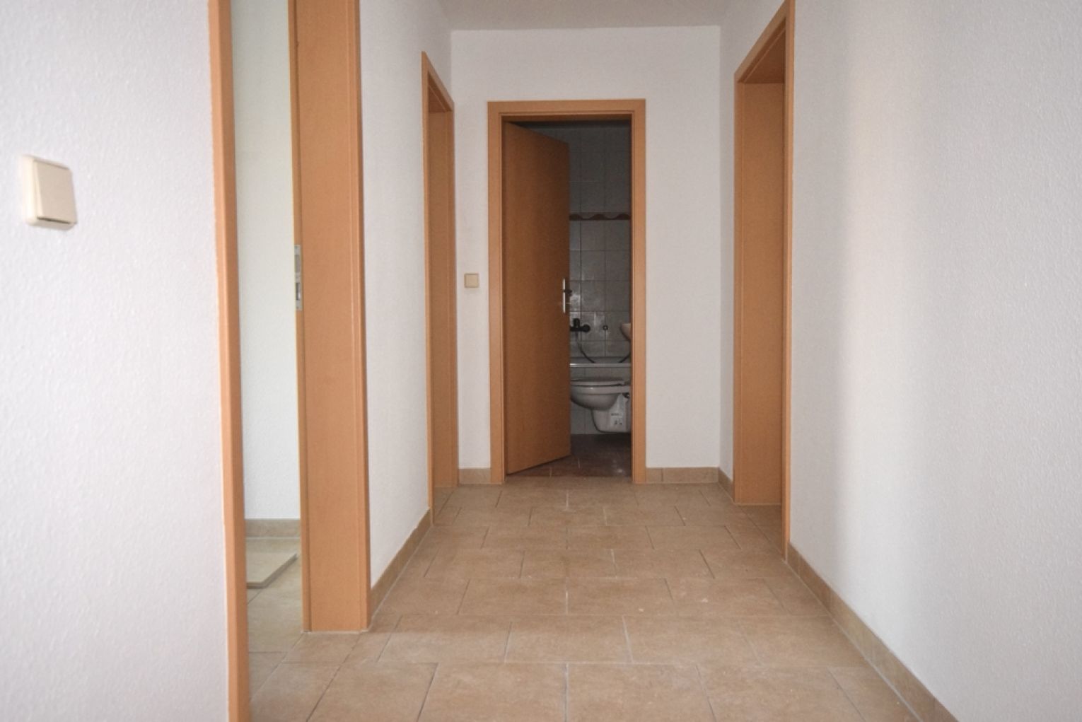 2-Raum • neues Laminat • Bad mit Wanne und Dusche optional • Balkon • Fussbodenheizung • Energie C!