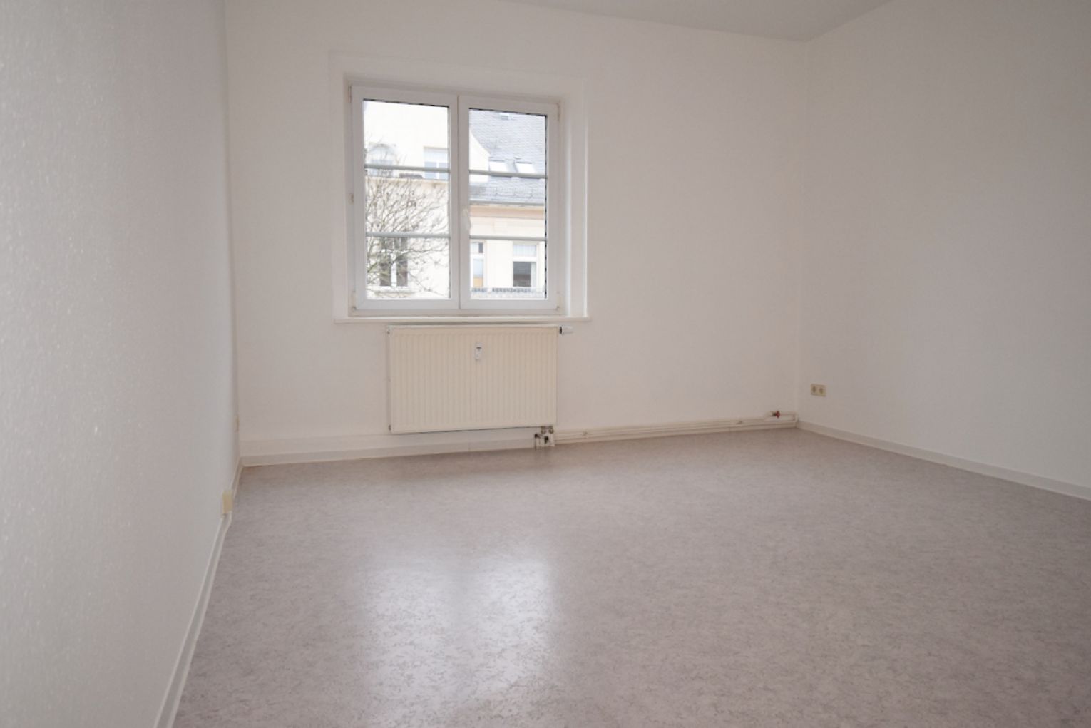 2-Raum Wohnung • Tageslichtbad mit Wanne • Einbauküche • Stellplatz • Kaßberg • Anschauen & Mieten