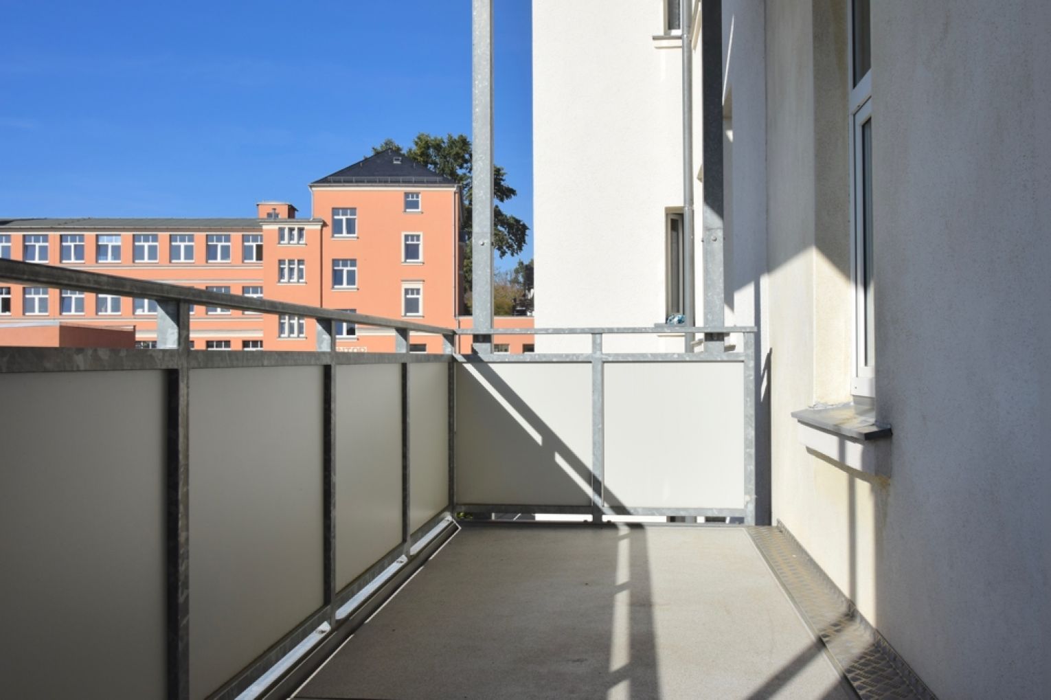 Balkon • 4 Zimmer • Parkett & Laminat • Tageslichtbad • Limbach-Oberfrohna • zentrale Lage • Termin? - Foto 2