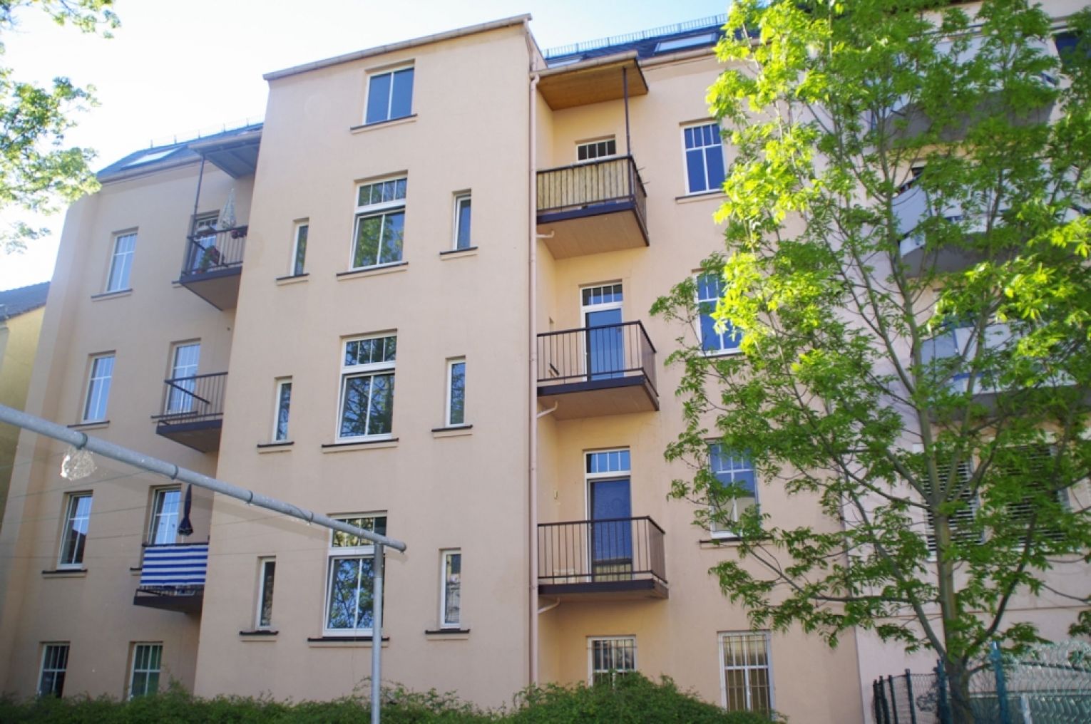 modernes Laminat • Tageslichtbad • Südbalkon • 2 Raumwohnung • Einbauküche