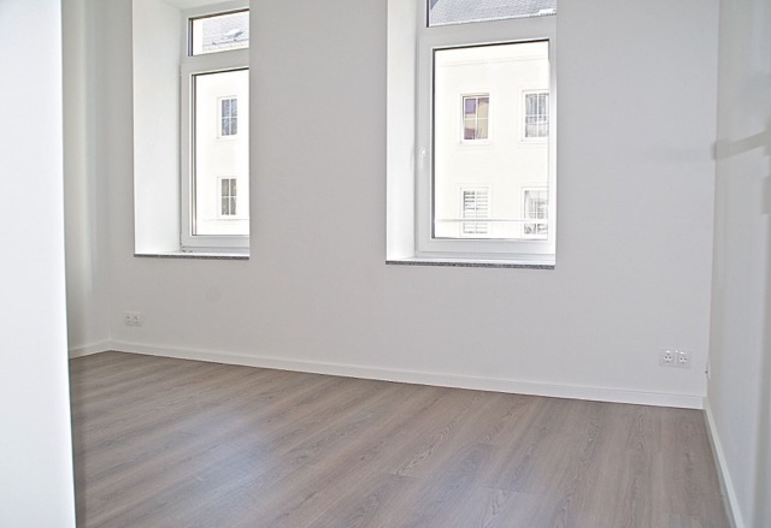 4 Zimmer • Fussbodenheizung • 2 Bäder • Balkon • schickes Laminat • Stellplatz • offene Küche • TOP!