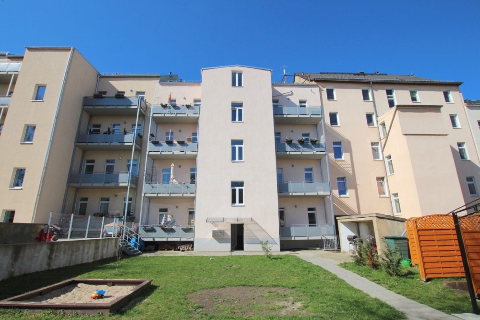 4 Zimmer • Fussbodenheizung • 2 Bäder • Balkon • schickes Laminat • Stellplatz • offene Küche • TOP!