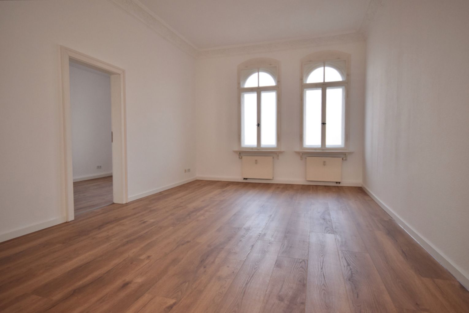 Jugendstil • Stuck • 3-Zimmer • Balkon • Wohlfühlatmosphäre • schickes Laminat • TOP!