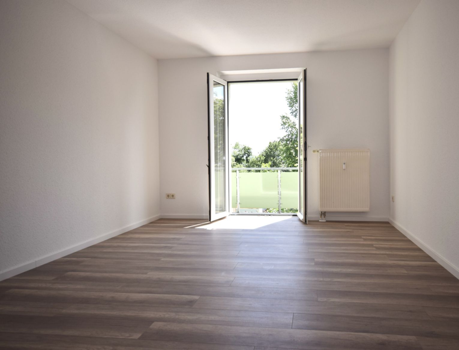 4 Zimmer • ruhige Lage • neues Bad mit Wanne & Dusche • Balkon • Laminat •  • TOP • Mieten