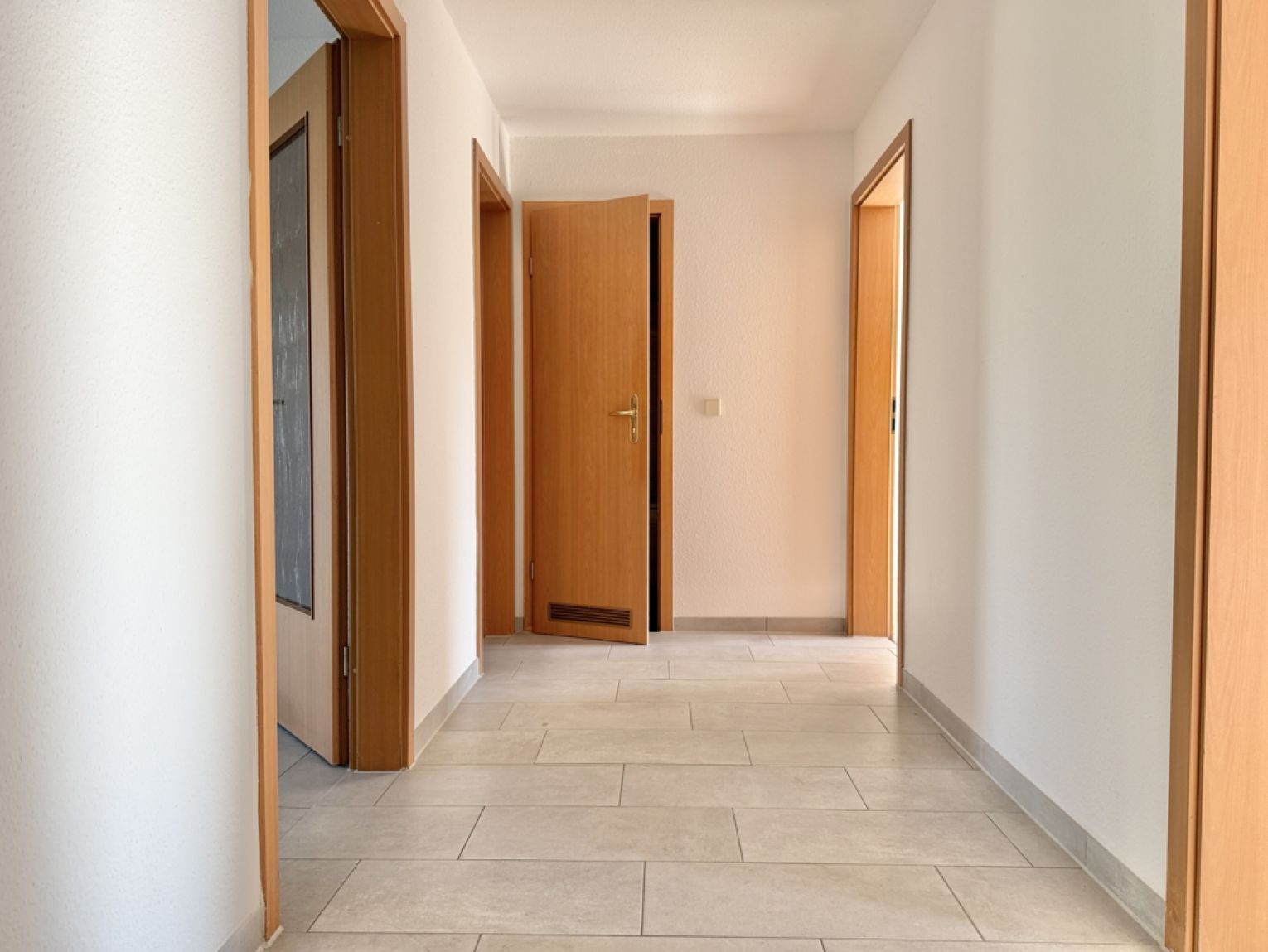 3 Zimmer • Kassberg • Balkon • schickes Laminat • Bad mit Wanne • Dachgeschoss • mal Anschauen !?