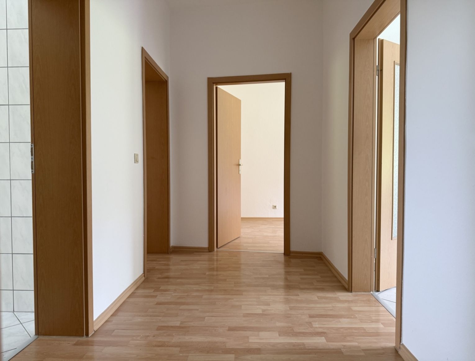 2-Raum • ruhige Lage • Chemnitz • mit Balkon • viel Grün • Laminat • Tageslichtbad • Anmieten!