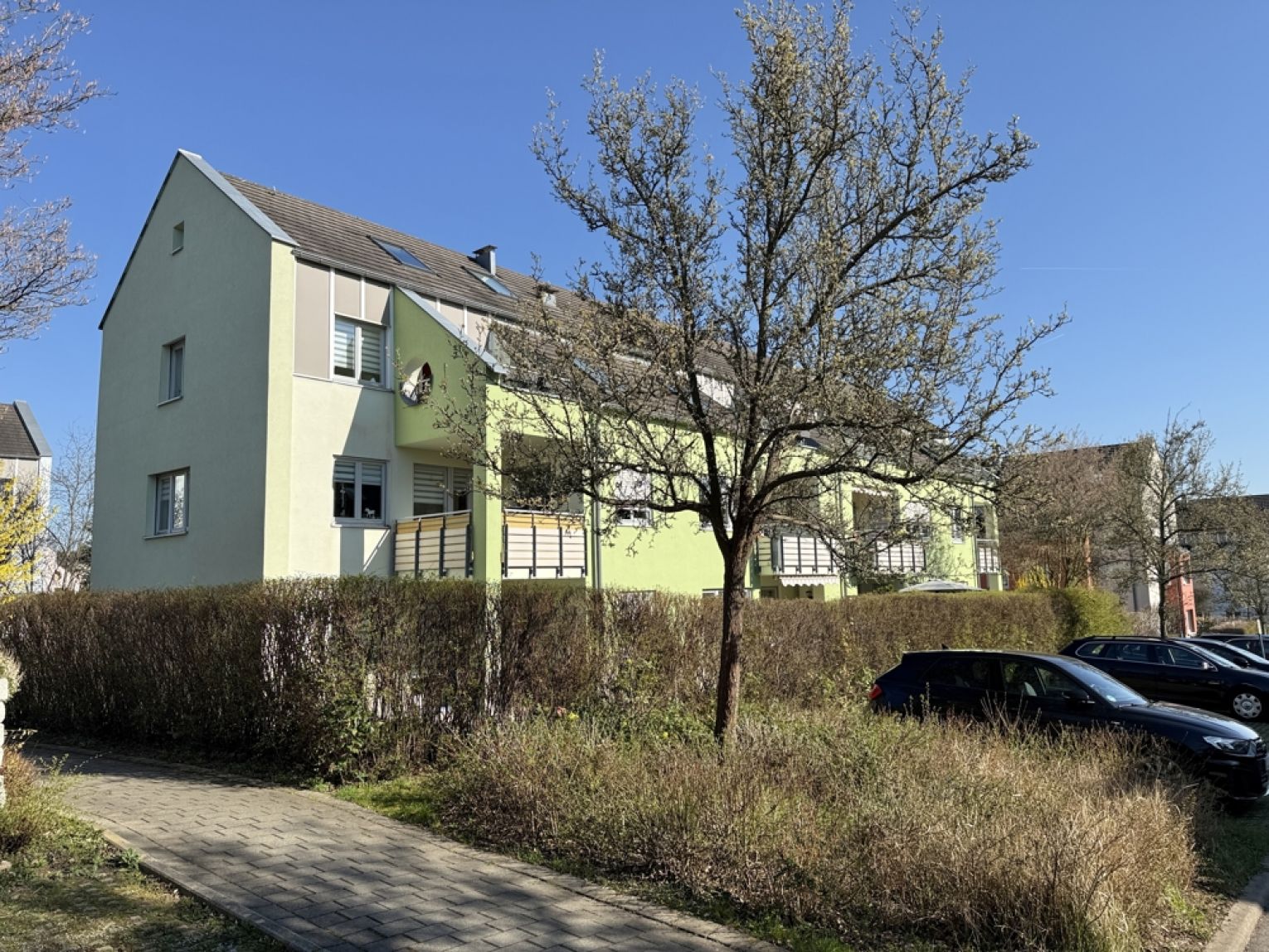 3-Raum-Erdgeschoss Wohnung • Aussenterrasse • Grüna • Tiefgarage • modernes Laminat • beliebte Lage