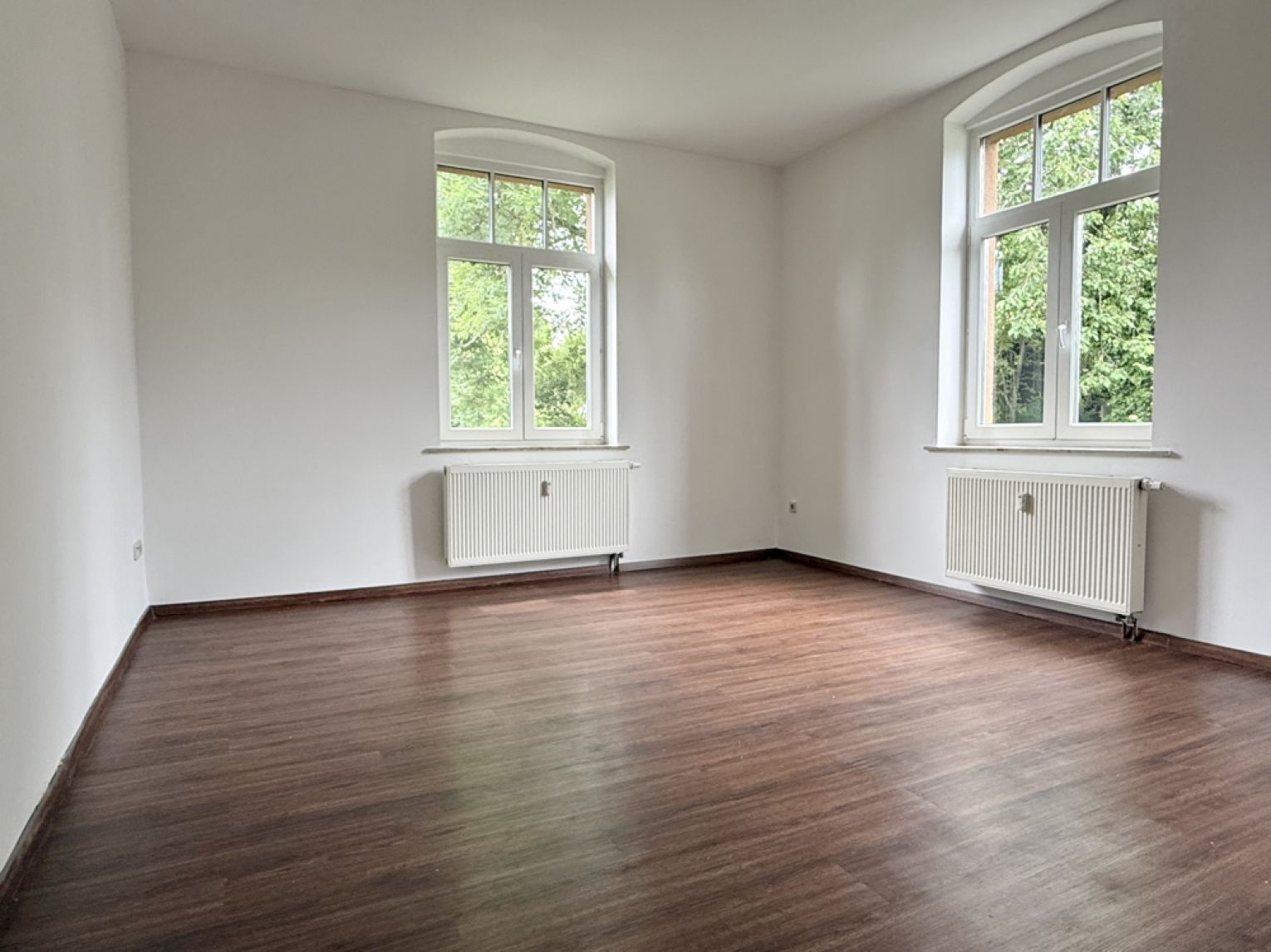 3-Zimmer • Runderker • Bad mit Fenster und Wanne • Laminat • Stadtvilla • Stellplatz