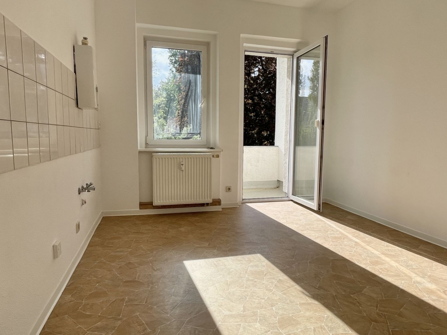 Kaßberg • 3-Zimmer • Sonnenbalkon • Tageslichtbad • Laminat • Stellplatz • Wohnküche • Anschauen!?
