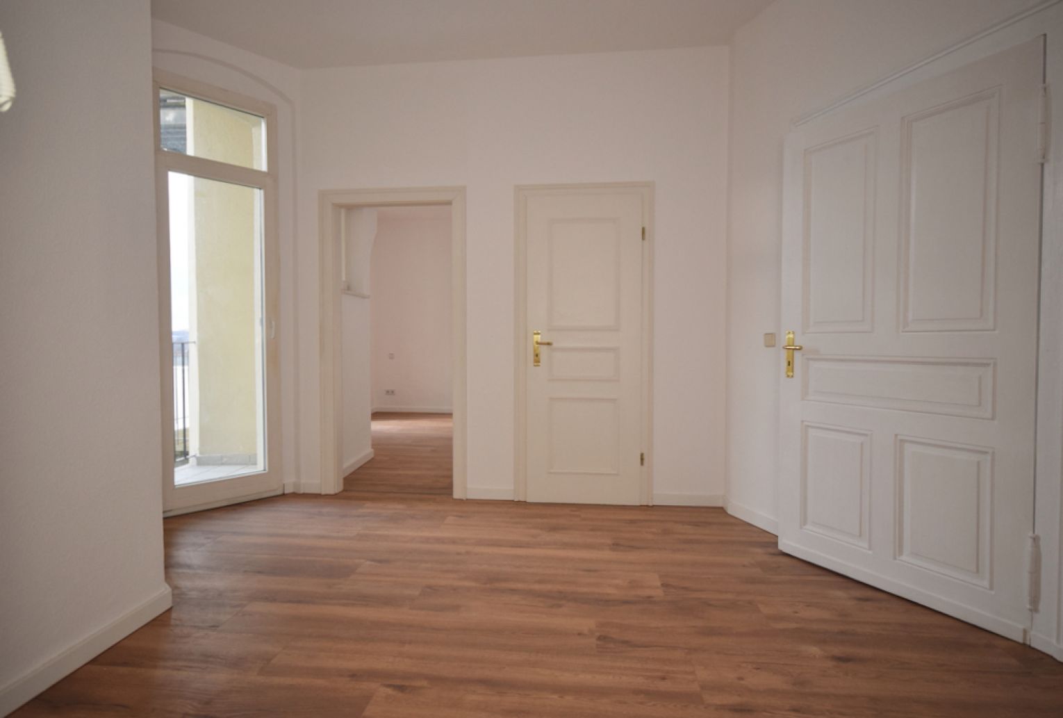 Jugendstil • Stuck • 3-Zimmer • Balkon • Wohlfühlatmosphäre • schickes Laminat • TOP!