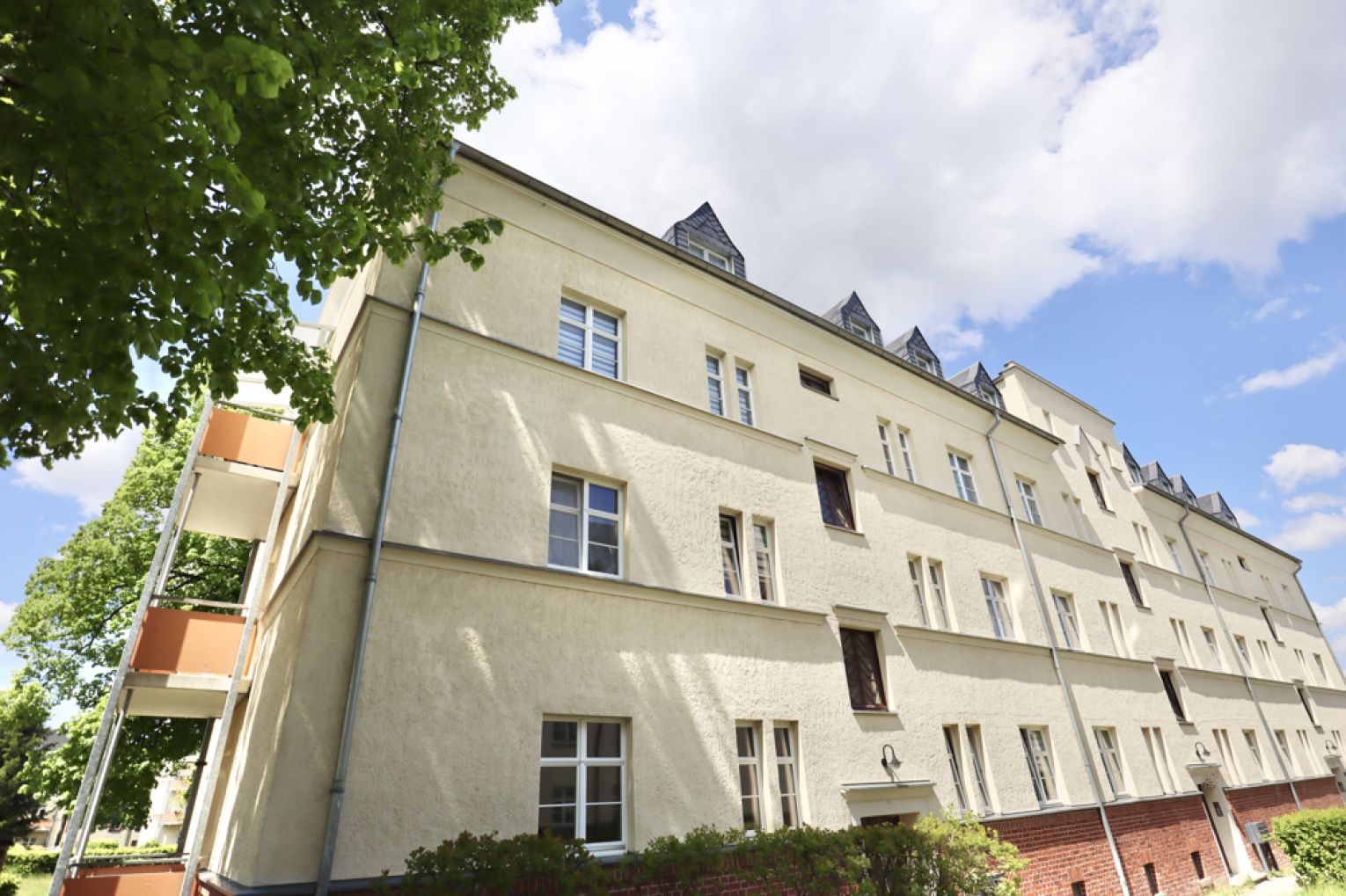 2-Raum Wohnung • Balkon • Tageslichtbad mit Wanne • neuer Boden• ruhige Lage • Gablenz