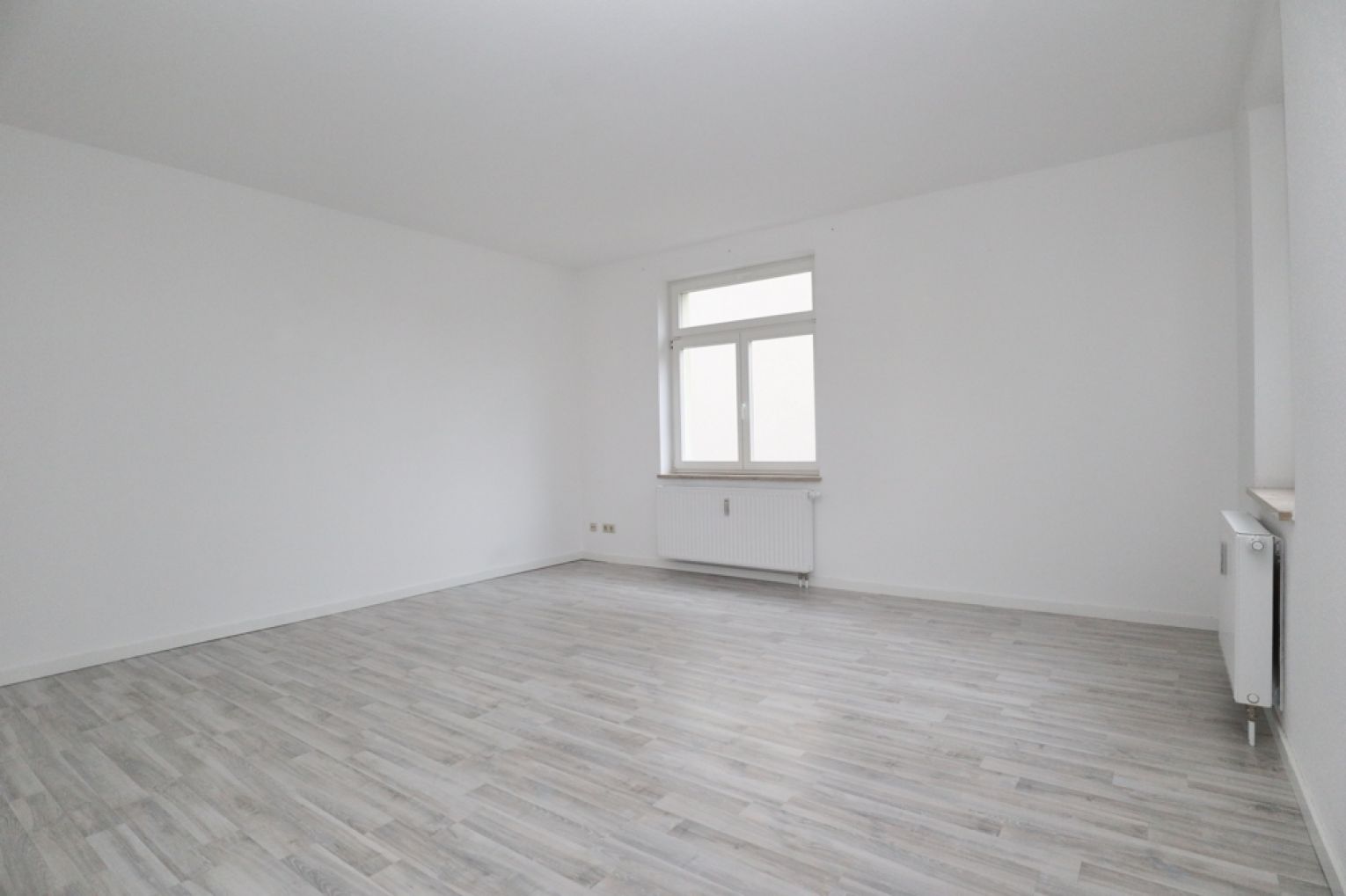 Einbauküche • Tageslichtbad • 1-Zimmer Wohnung in Chemnitz • Ebersdorf • jetzt anrufen • modern