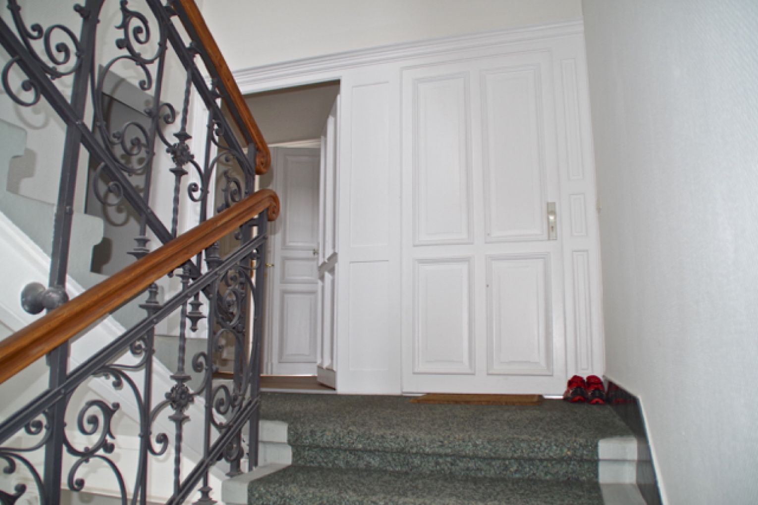 Mal was Anderes • 2 Zimmer • neues Laminat • offene Küche • Haus mit Aufzug • Balken-Flair • TOP!