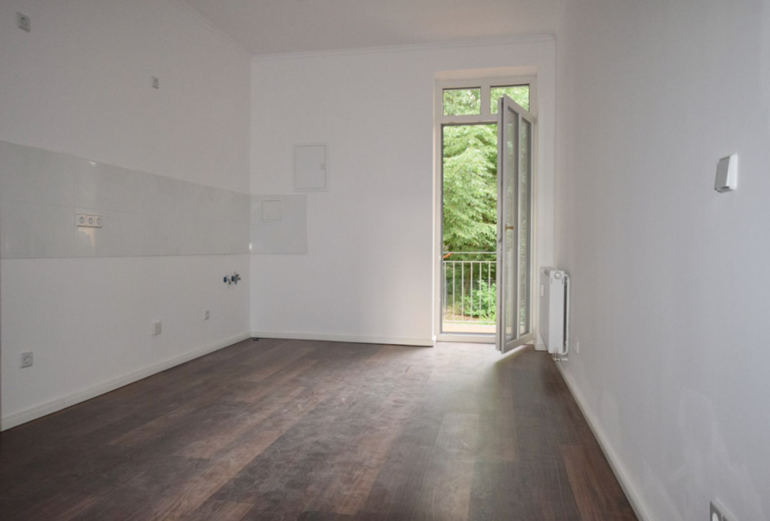 3 Zimmer Wohnung • großer Balkon • neu saniert • Wohnküche • Tageslichtbad mit Wanne • LED Lampen